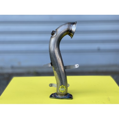 Downpipe decat maggiorato per turbina Garrett 1446 gruppo FCA 1.4 Tjet, diametro 65mm completo di staffe per paracalore original